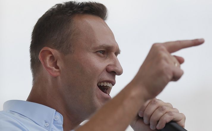 Navalní var handtekinn fyrir að hvetja til mótmæla í Moskvu um helgina.