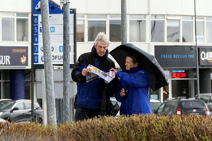 Ferðamenn á Suðurlandsbraut velta fyrir sér hvert skuli halda.