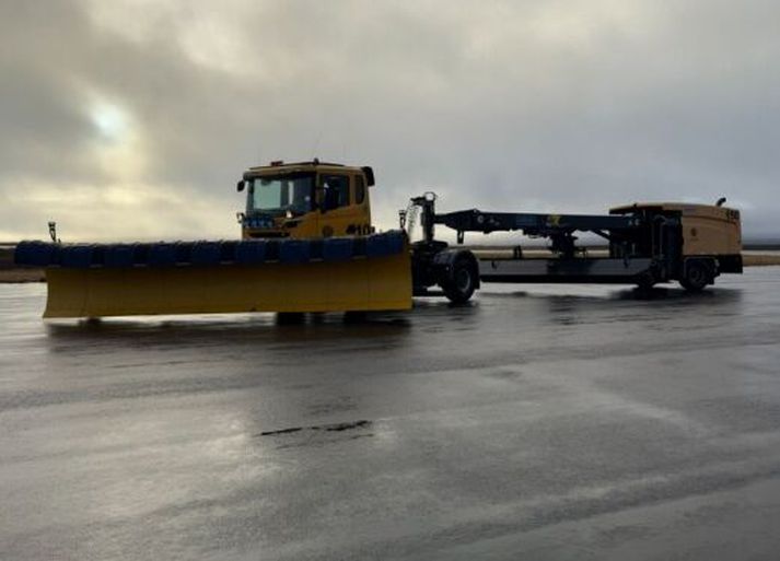 Snjóruðningstækið sem var næstum því ekið í veg fyrir fraktflugvél á Keflavíkurflugvelli í desember 2024.