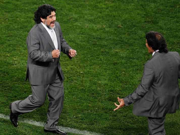 Diego Maradona fagnar sigri.