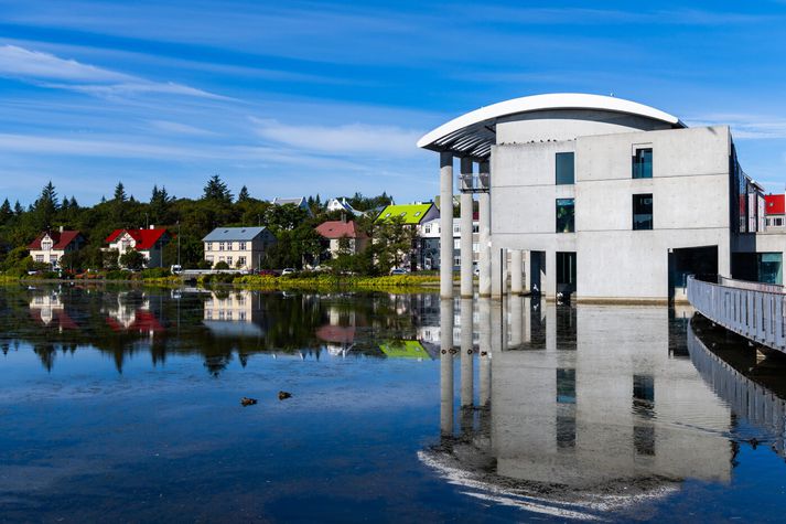 Ráðhús Reykjavíkur stendur við Reykjavíkurtjörn.