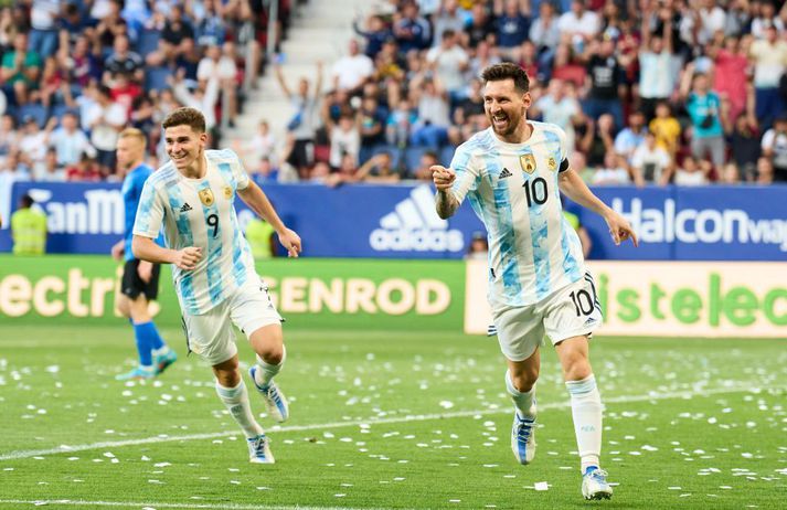 Messi fagnar einu fimm marka sinna.