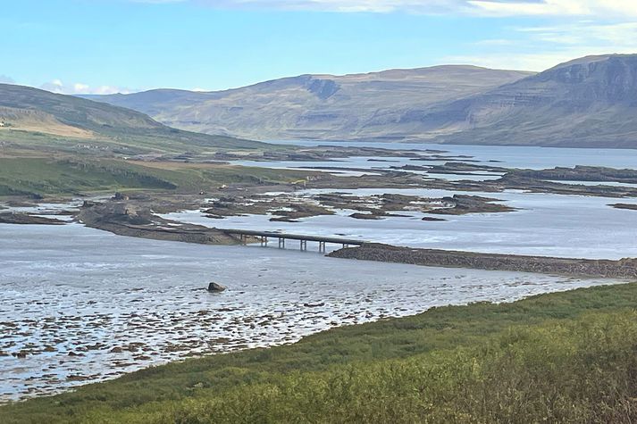 Séð yfir Gufufjörð og bráðabirgðabrúna. Fjær á Grónesi sjást vinnuvélar Borgarverks, sem vinnur að gerð fyllinga til undirbúnings brúasmíðinni.