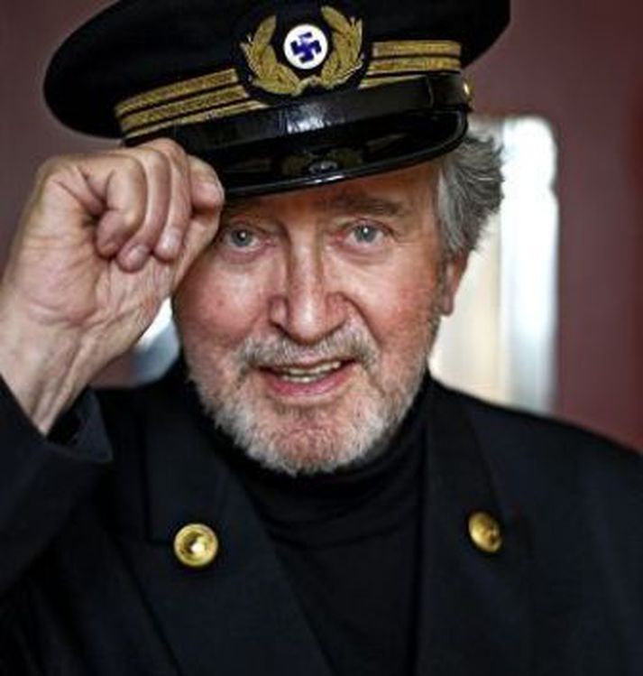 Gunnar Eyjólfsson hefur hreyft við mörgum sem skipstjórinn Jónatan í Hart í bak. Honum hefur meðal annars verið gefinn skipstjórabúningur af huldumanni sem hann auglýsir nú eftir. Fréttablaðið/Valli