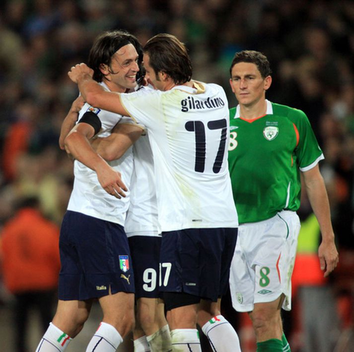 Alberto Gilardino fagnar marki sínu í Dyflinni í kvöld.