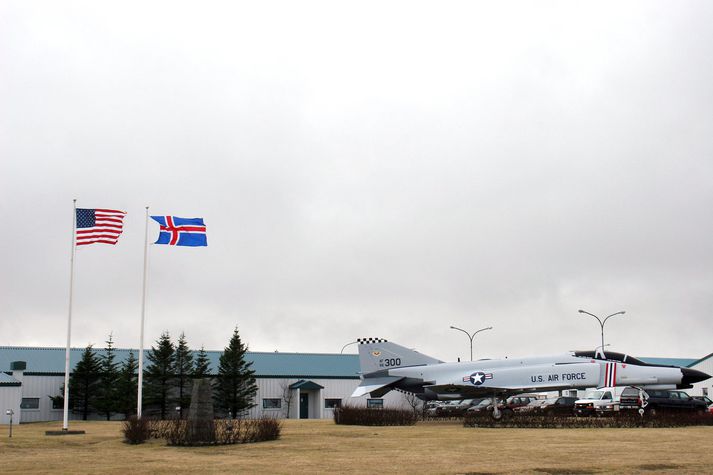 Phantom þotan við höfuöstöðar Bandaríkjahers á Keflavíkurflugvelli.