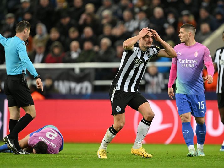 Fabian Schär trúir ekki sínum eigin augum í leiknum í kvöld.