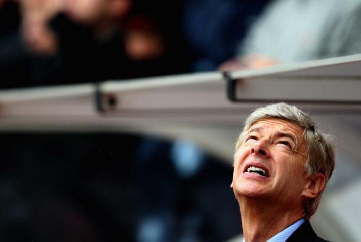 Arsene Wenger, knattspyrnustjóri Arsenal, horfir hér til himins.
