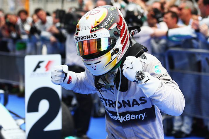 Lewis Hamilton fagnar sigri í Malasíu