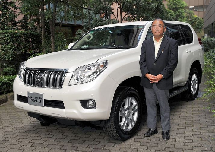 Toyota Land Cruiser og Kazuhiro Okada verkefnastjóri þróunar nýrra bíla hjá Toyota