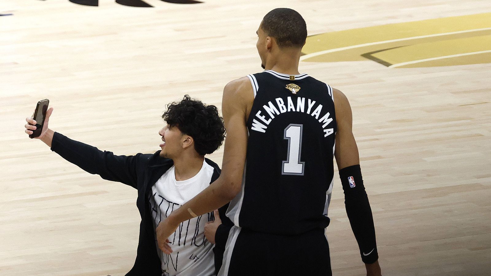 Dæmdur í lífstíðarbann frá öllum NBA leikjum