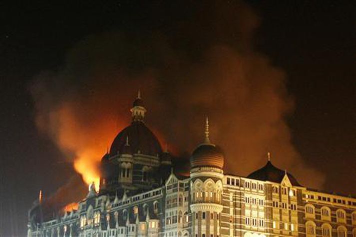 Taj Mahal-hótelið í Mumbai í ljósum logum meðan á árásinni stóð.