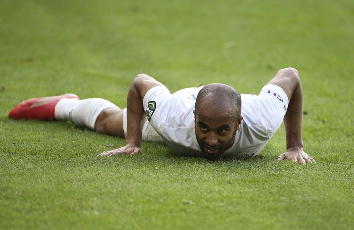 Lucas Moura fór haltrandi af velli í dag.