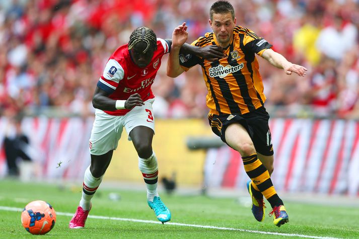 Bacary Sagna í baráttunni við Matthew Fryatt í bikarúrslitaleik Arsenal og Hull.