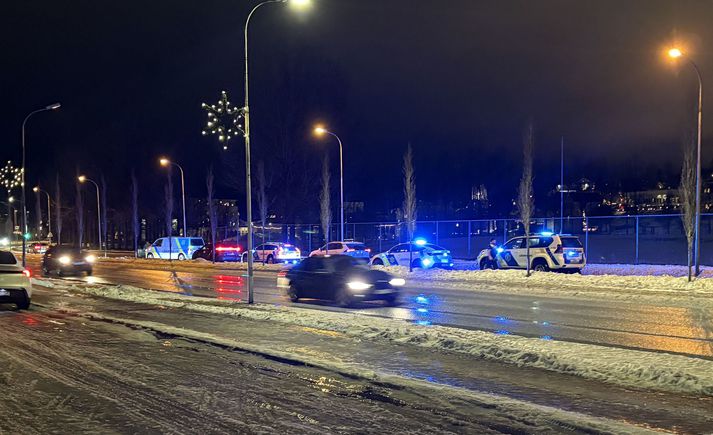 Sjá mátti hið minnsta fjóra merkta lögreglu bíla og að minnsta kosti einn ómerktan á vettvangi á níunda tímanum í kvöld.