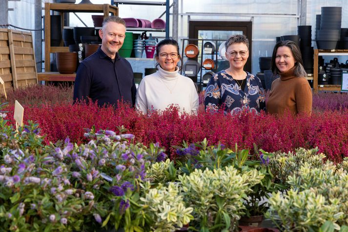 Systkinin Sigurður, Kristín, Olga og Jóna Björk Gíslabörn standa hér í í réttri aldursröð þar sem Sigurður er elstur en Jóna yngst. Systkinin eiga og starfa saman í Garðheimum, fyrirtækinu sem foreldrar þeirra stofnuðu á sínum tíma.