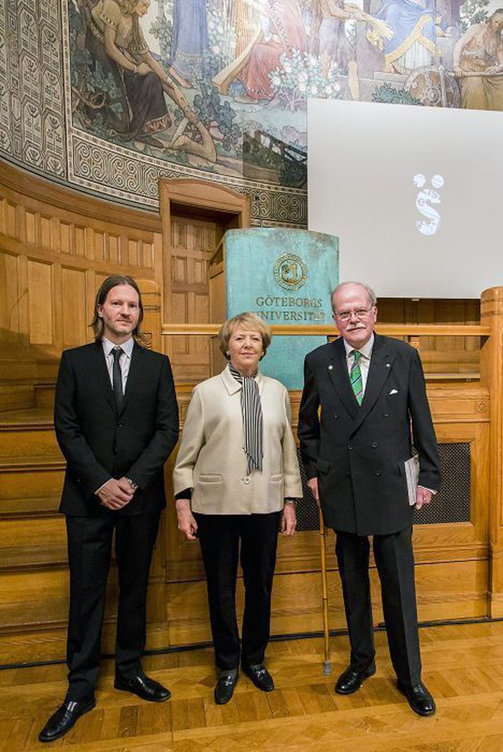 Vigdís Finnbogadóttir afhenti Hjalta verðlaunin við hátíðlega athöfn í Gautaborg.