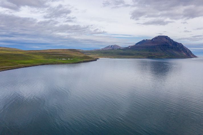 Hin meinta uppbygging á að verða við Gunnólfsvík í Finnafirði. Gunnólfsvíkurfjall er til hægri á myndinni.