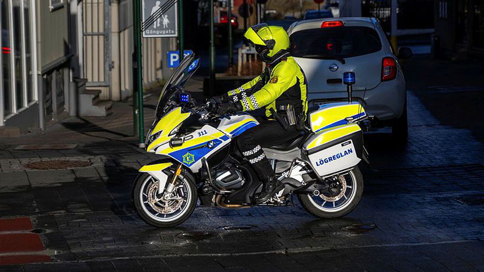 Gripinn með þýfi í fórum sínum og sparkað úr landi
