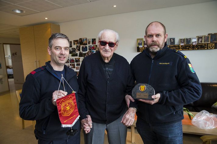 Jónas Árnason, Gunnar Valur Þorgeirsson og Ari Hauksson þegar Gunnari var veitt viðurkenningin í dag.