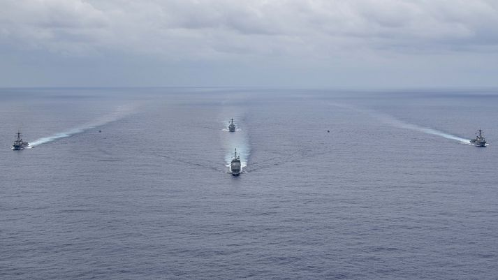 USS Normandy er hér fyrir miðju og Farragut til vinstri.