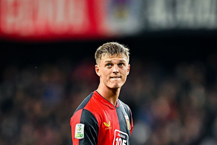 Albert Guðmundsson lætur varnarmenn í Seríu B hafa fyirr sér í leikjum með Genoa.