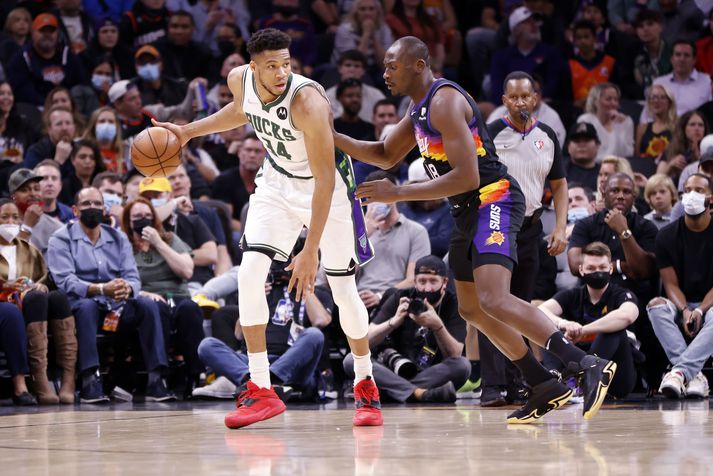 Milwaukee Bucks og Phoenix Suns eigast við í stórleik NBA-deildarinnar í körfubolta í kvöld.
