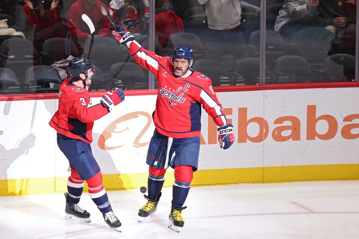 Alexander Ovechkin er markahæsti leikmaður í sögu NHL-deildarinnar í íshokkí. Hann leikur Washington Capitals sem tekur á móti Edmonton Oilers í nótt.