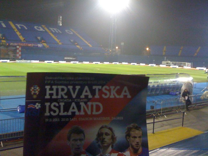 Leikskráin og Maksimir-leikvangurinn í baksýn þegar tveir tímar voru í leik.