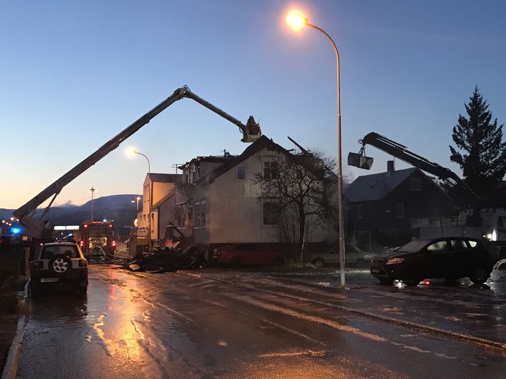 Húsið sem brann á Akureyri í dag er ónýtt. Allir íbúar komust út.