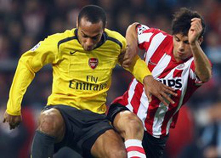 Manuel da Costa er hér í baráttu við Thierry Henry hjá Arsenal