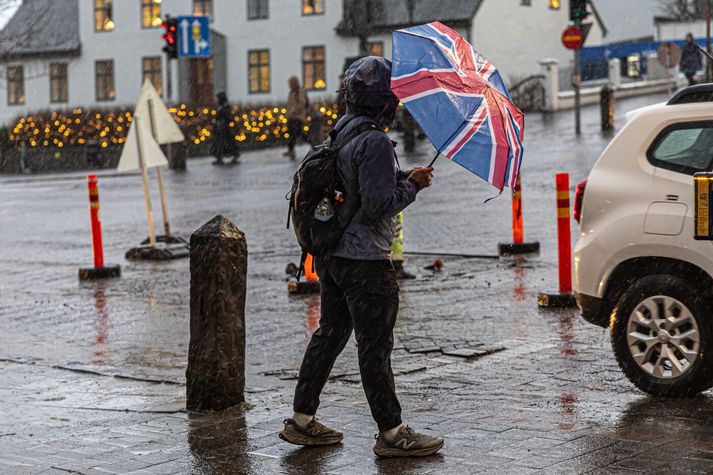 Sunnanáttin færir mjög hlýjan og rakan loftmassa yfir landið, ættaðan langt sunnan úr höfum. 