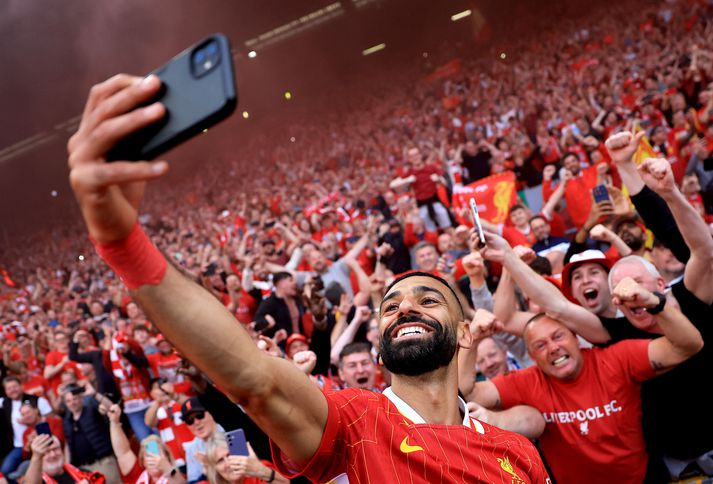 Markahæsti leikmaður ensku úrvalsdeildarinnar, Mohamed Salah, tekur sjálfu með stuðningsmönnum Liverpool eftir að hann skoraði gegn Tottenham.