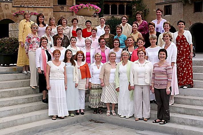 Kvennakór Hafnarfjarðar. Nýkominn úr tónleikaferð um Spán en heldur afmælistónleika í Seltjarnarneskirkju í kvöld, og síðan í Víðistaðakirkju á laugardaginn.