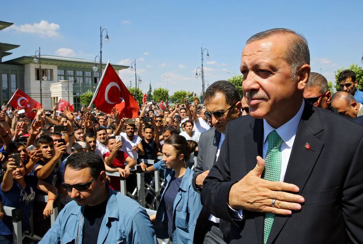 Erdogan Tyrklandsforseti í hópi stuðningsmanna sinna, sem hafa fjölmennt út á götur undanfarna daga.
