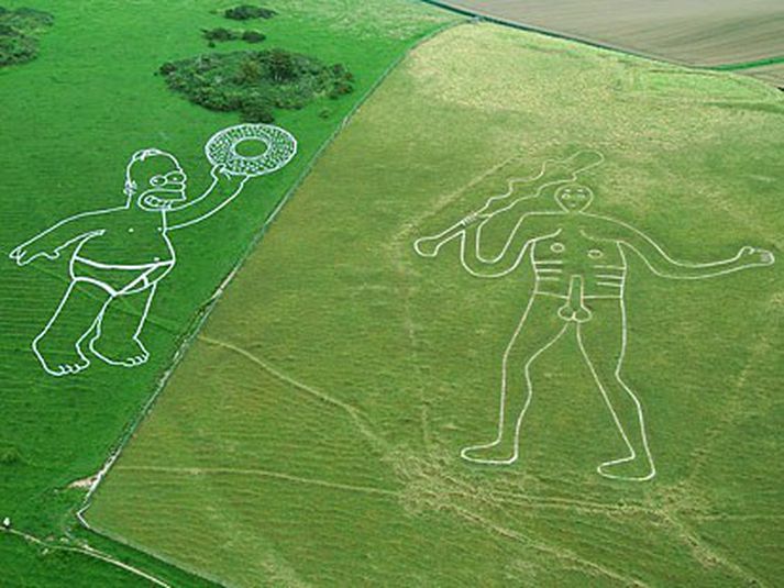 Fjöldi ferðamanna kemur á ári hverju til smábæjarins Cerne Abbas til að berja risann augum.