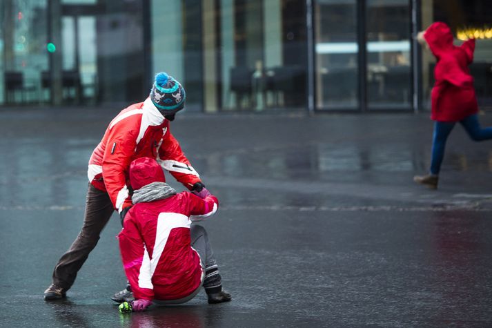 Ferðamenn gætu þurft að halda sér fast seinni partinn.