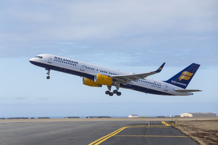 Samkvæmt afkomuviðvöruninni spáir Icelandair Group að EBIDTA fyrirtækisins, hagnaður fyrir fjármagnsliði, skatta og afskriftir, á árinu 2017 lækki um 30 prósent miðað við væntingar félagsins um rekstur þess í fyrra. 