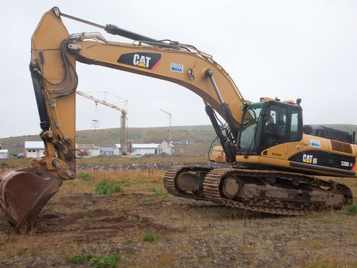 Guðríður tók fyrstu skóflustunguna að nýrri reiðhöll.