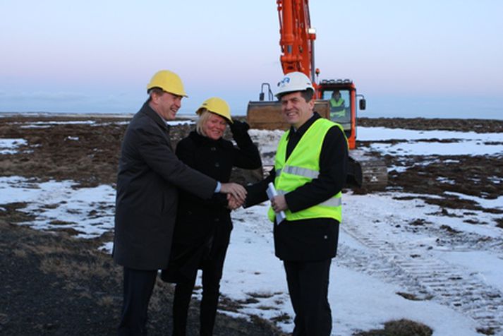 Oddný Harðardóttir, bæjarstjóri sveitarfélagsins Garðs, og Árni Sigfússon, bæjarstjóri Reykjanesbæjar, afhentu Ragnari Guðmundssyni, forstjóra Norðuráls byggingarleyfið.