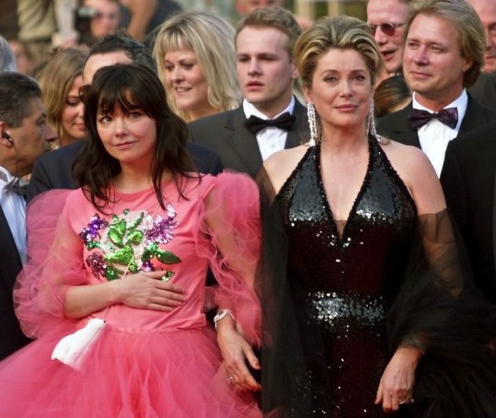 Björk og Deneuve saman á kvikmyndahátíðinni í Cannes þegar Dancer in the Dark var frumsýnd. Eftir að ásakanirnar á hendur Weinstein komu fram steig Björk fram og lýsti áreitni leikstjórans Lars von Trier en Deneuve  varar við hreintrúarstefnu, eða púrítanisma, í kynferðismálum í bréfi sem hún skrifar ásamt öðrum konum vegna MeToo-byltingarinnar.