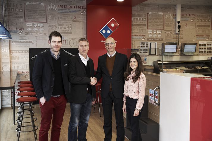 Frá vinstri, Magnús Hafliðason, rekstrar- og markaðsstjóri Domino's, Birgir Örn Birgisson, framkvæmdastjóri Domino's, Pétur Pétursson, framkvæmdastjóri Fítons, og Raquel Isabel Díaz, viðskiptastjóri Domino's hjá Fíton.