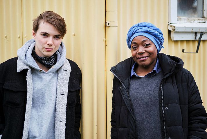 Elínborg Harpa Önundardóttir aktívisti lýsir reynslu sinni af því að liðsinna hælisleitendum, viðmóti fólks og vinnubrögðum lögreglu. Olivia Bockob er fædd í Kamerún og fékk vernd á Íslandi eftir nærri tveggja ára baráttu og lýsir erfiðri reynslu sinni.