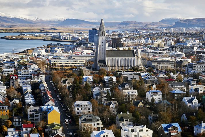 Innan við helmingur barna er skráður í þjóðkirkjuna.