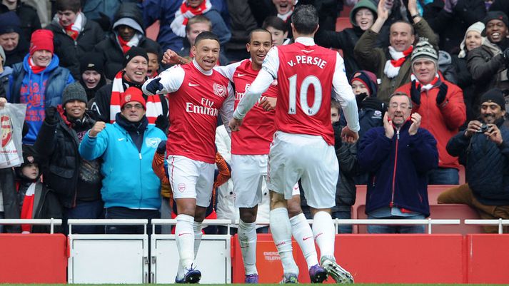 Alex Oxlade-Chamberlain fagnar með Theo Walcott og Robin van Persie.