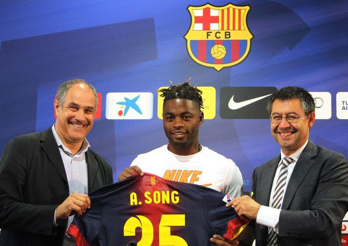 Alex Song þegar hann var kynntur sem leikmaður Barcelona.