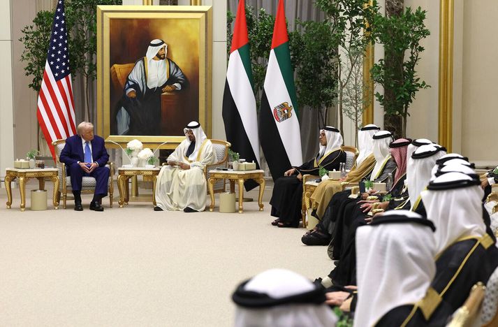 Donald Trump á fundi með sjeiknum Mohamed bin Zayed Al Nahyan, forseta Sameinuðu arabísku furstadæmana og öðrum embættismönnum í maí í fyrra.