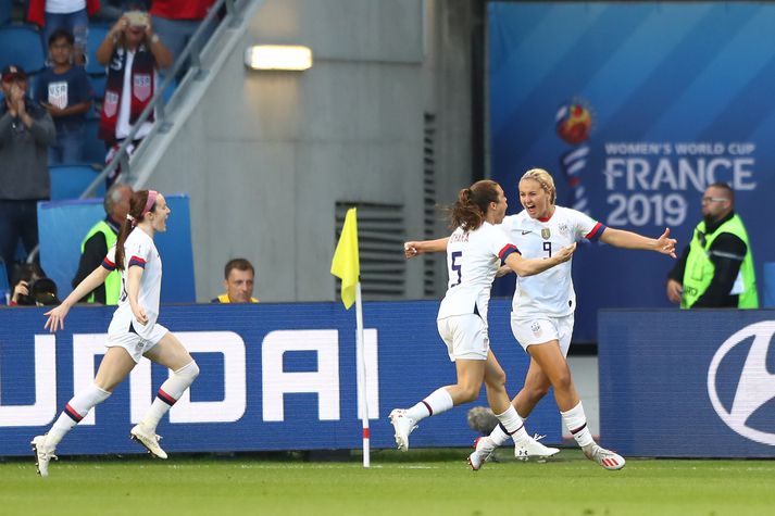 Bandarísku leikmennirnir fagna marki Lindsey Horan.