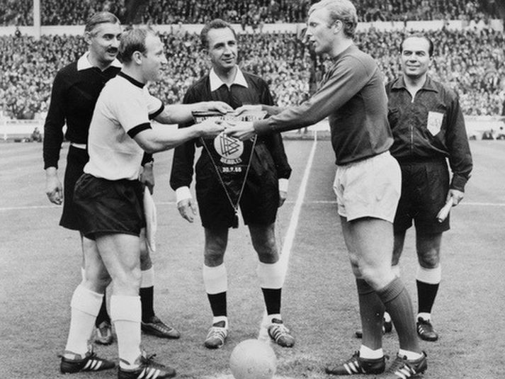 Fyrirliðarnir heilsast fyrir leikinn, Uwe Seeler hjá Þýskalandi og Bobby Moore hjá Englandi.