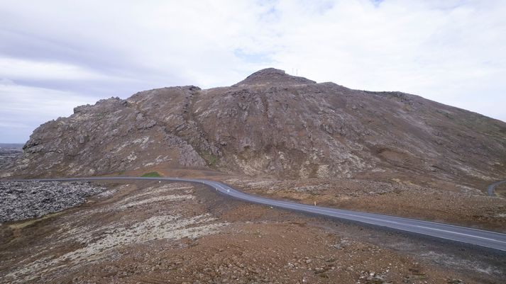 Fjallið Þorbjörn séð úr vestri, horft austur. Grindavík er þá hægramegin á myndinni en Bláa lónið vinstramegin.